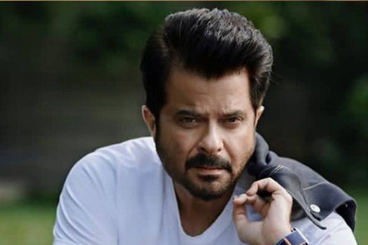 এরপরই ভারী, পুষ্টিকর ব্রেকফাস্ট: প্রোটিন-সমৃদ্ধ স্যান্ডউইচ, স্মুদি-ওটস। দুপুরে হালকা খাবার, সেদ্ধ ব্রকলি তাঁর লাঞ্চে থাকে নিয়মিত। রাতে স্যালাড, মাঝে মাঝে ব্রাউন রাইস। রাতে মূলত লাইট খাবারই খান তিনি।  